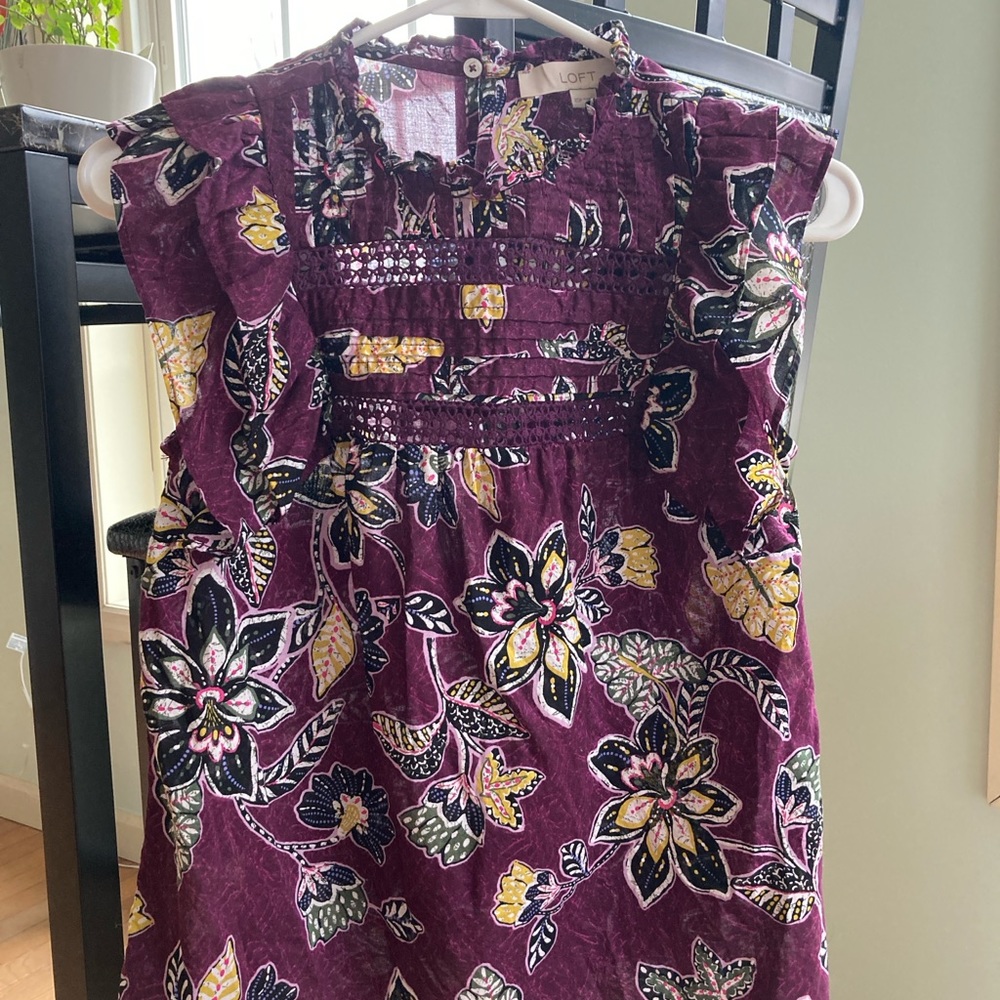 NWOT LOFT petite Hibiscus pintucked ruffle shell top
